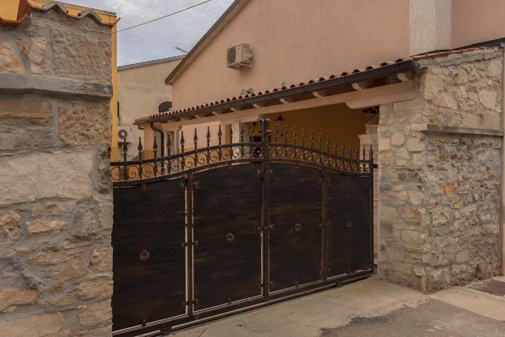 Mimoza Old Town Pula Apartments Екстериор снимка